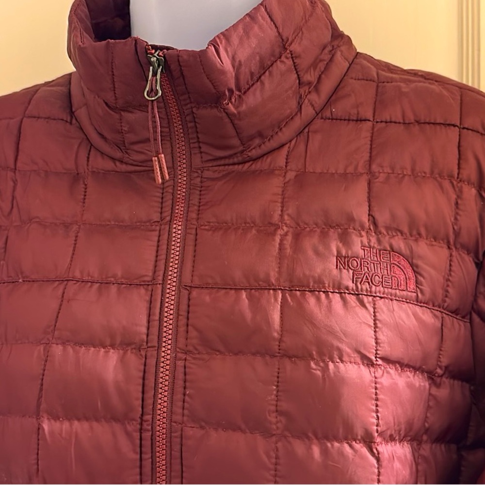Women’s The North Face Thermoball dark Red Jacket size Large